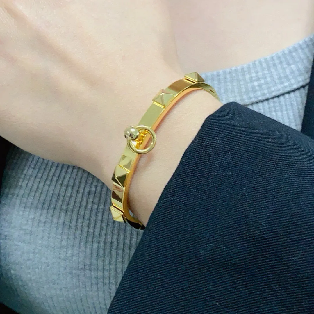 &yen;50 👑Cartier 卡地亚官网最新发布 👉🏻火爆窄版细款柳丁手镯💥进口精工保色18k💯高端定制👈🏻🙈🙈🙈顶级工艺 专柜logo刻字清晰 360度无死角！😘全新的窄版设计 更显精致～如此美物 你必须拥有💋超级显白👍