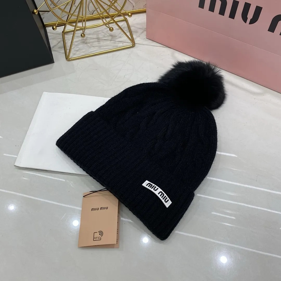 MIU MIU 羊绒针织帽 搭配狐狸毛球高级感升级+++🖤