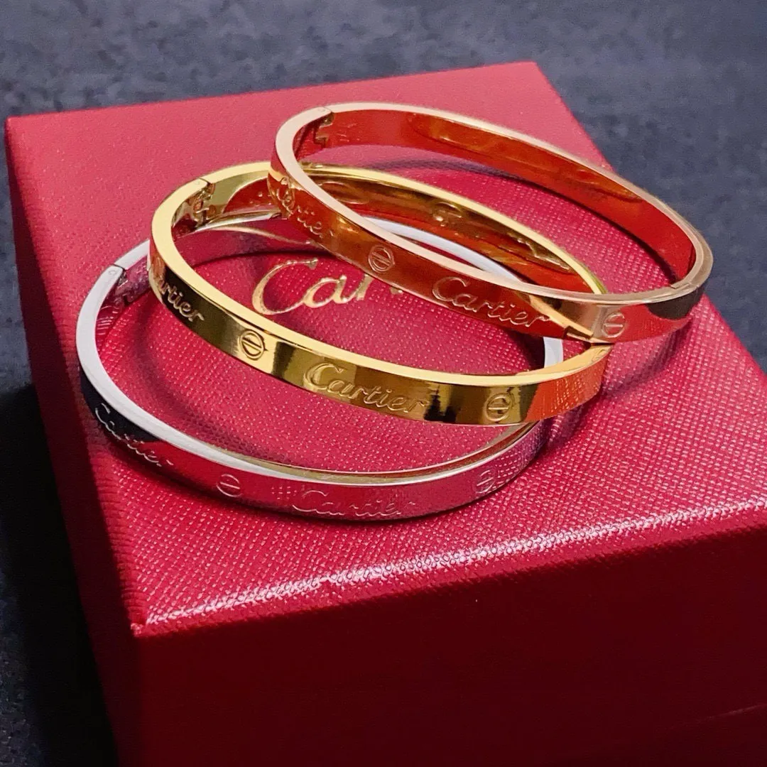 &yen;50 👑Cartier 卡地亚官网最新发布 👉🏻火爆窄版细款中号手镯💥进口精工保色18k💯高端定制👈🏻🙈🙈🙈顶级工艺 专柜logo刻字清晰 360度无死角！😘全新的窄版设计 更显精致～如此美物 你必须拥有💋超级显白👍