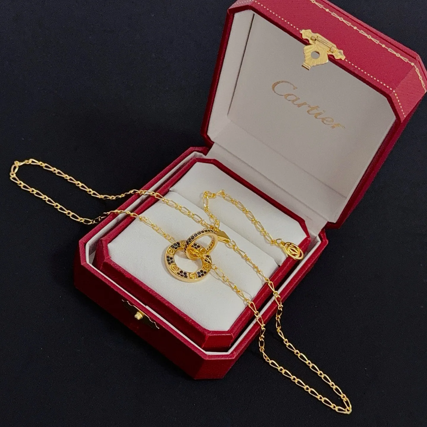 💰105 卡地亚镶钻项链 高端定制版本 镶嵌钻工艺 V金材质 经典而时尚风格 用凌厉线条重构爱情美学!打破常规,镶嵌钻设计反而成就高级感天花板——无需浮华堆砌,爱本应纯粹如初 卡地亚受众多明星网红的爱戴 豹子系列手镯 绝对是永恒经典 而且男女不限 年龄不限 !戴上它你就是焦点!