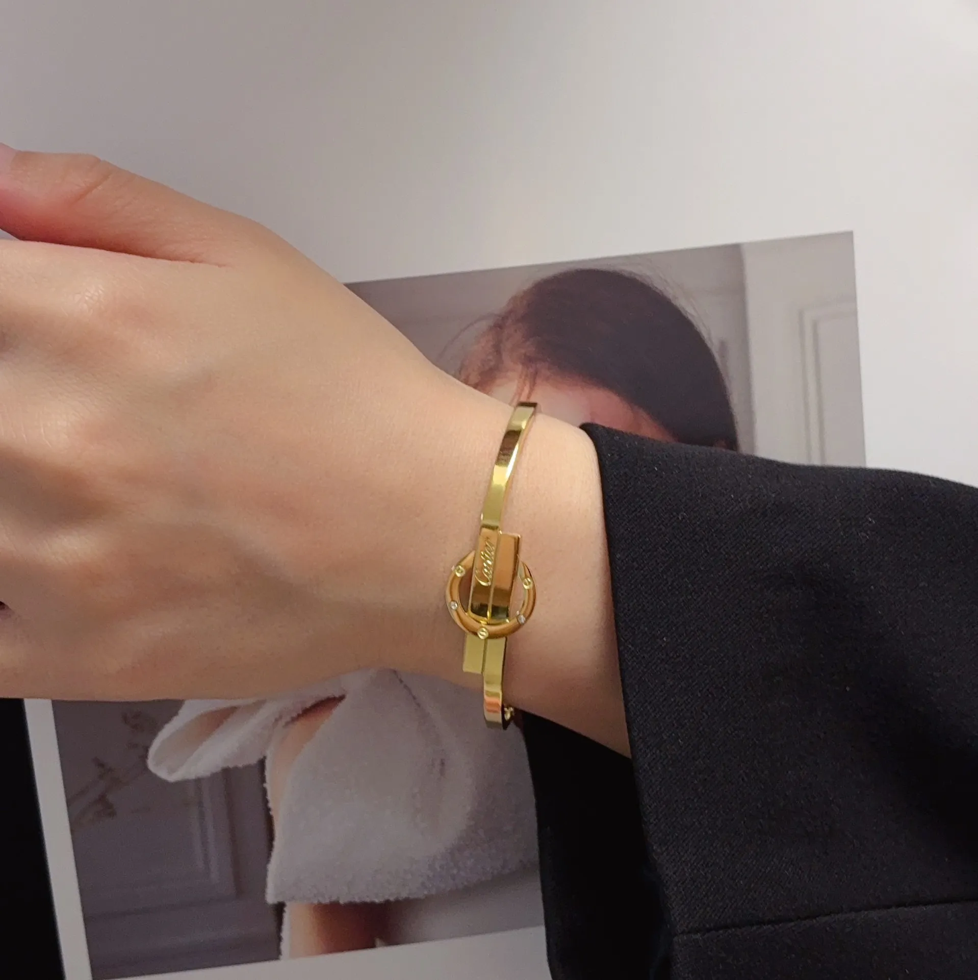 &yen;50 👑Cartier 卡地亚官网最新发布 👉🏻火爆窄版细款中号手镯💥进口精工保色18k💯高端定制👈🏻🙈🙈🙈顶级工艺 专柜logo刻字清晰 360度无死角！😘全新的窄版设计 更显精致～如此美物 你必须拥有💋超级显白👍