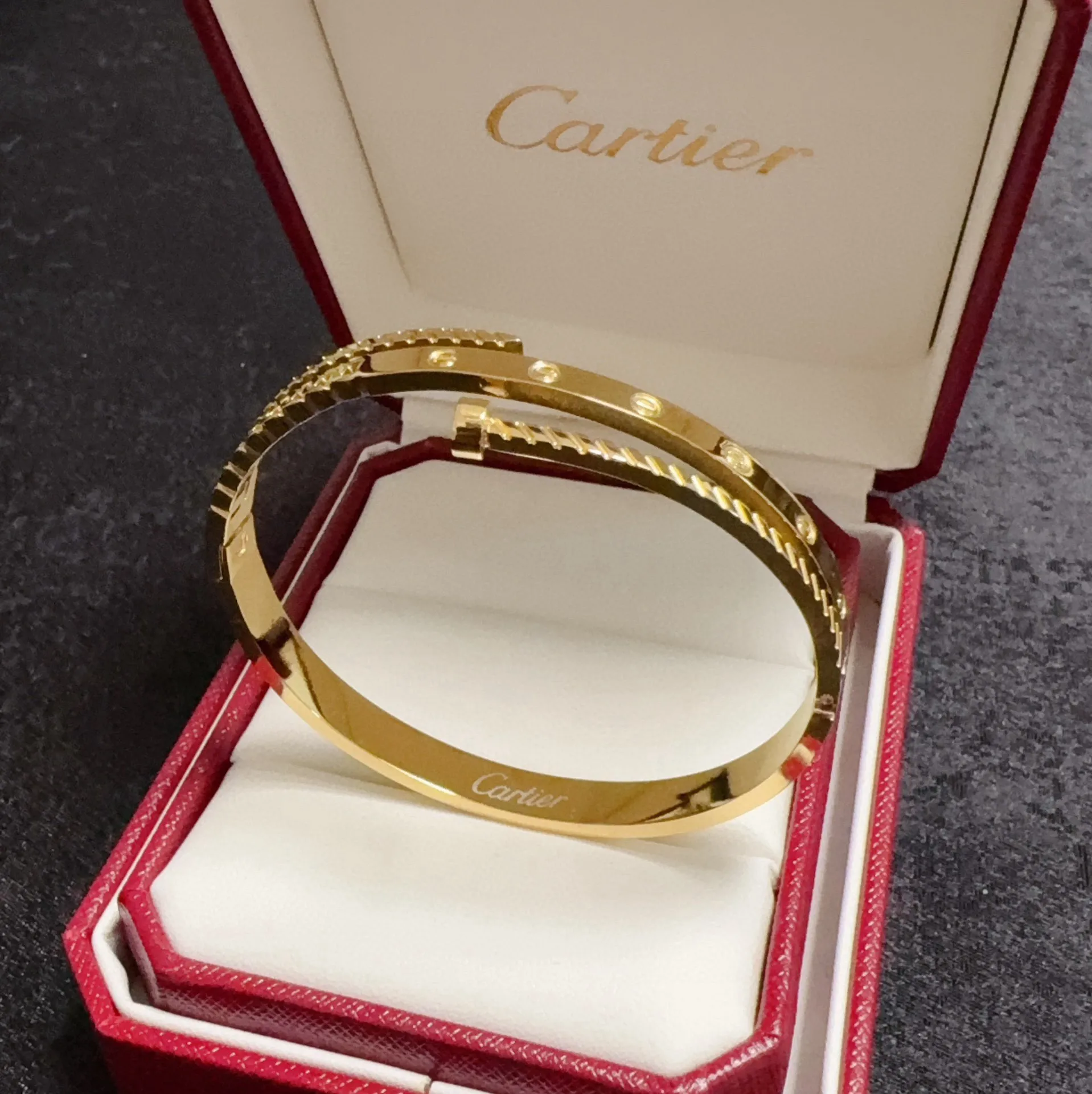 ¥50 👑Cartier 卡地亚官网最新发布 👉🏻火爆钉子手镯💥进口精工保色18k💯高端定制👈🏻🙈🙈🙈顶级工艺 专柜logo刻字清晰 360度无死角!😘全新的窄版设计 更显精致~如此美物 你必须拥有💋超级显白👍