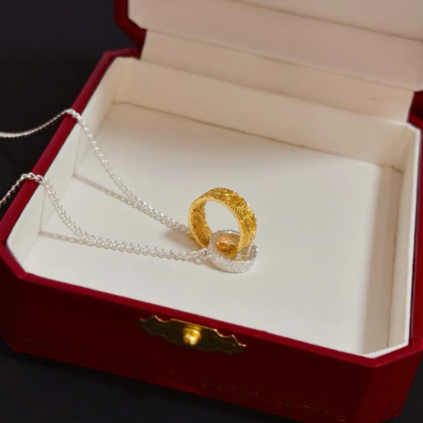 P85 卡地亚项链 高端定制版本 镶嵌钻工艺 V金材质 经典而时尚风格 用凌厉线条重构爱情美学!打破常规,镶嵌钻设计反而成就高级感天花板——无需浮华堆砌,爱本应纯粹如初 卡地亚受众多明星网红的爱戴 豹子系列手镯 绝对是永恒经典 而且男女不限 年龄不限 !戴上它你就是焦点!