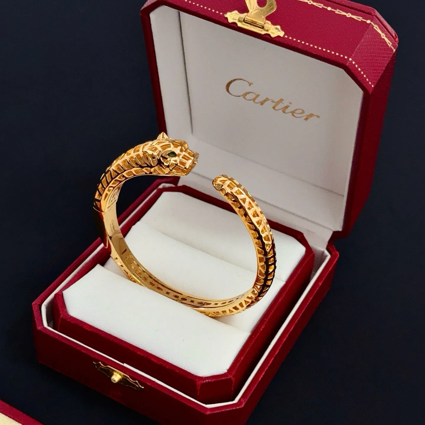 💰125 卡地亚镶钻手镯 高端定制版本 镶嵌钻工艺 V金材质 经典而时尚风格 用凌厉线条重构爱情美学!打破常规,镶嵌钻设计反而成就高级感天花板——无需浮华堆砌,爱本应纯粹如初 卡地亚受众多明星网红的爱戴 豹子系列手镯 绝对是永恒经典 而且男女不限 年龄不限 !戴上它你就是焦点!