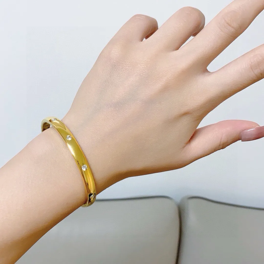 &yen;55 👑Cartier 卡地亚官网最新发布 👉🏻10颗钻火爆镶钻手镯💥进口钻精工保色18k💯高端定制👈🏻🙈🙈🙈顶级工艺 专柜logo刻字清晰 360度无死角！😘全新的窄版设计 更显精致～如此美物 你必须拥有💋超级显白👍