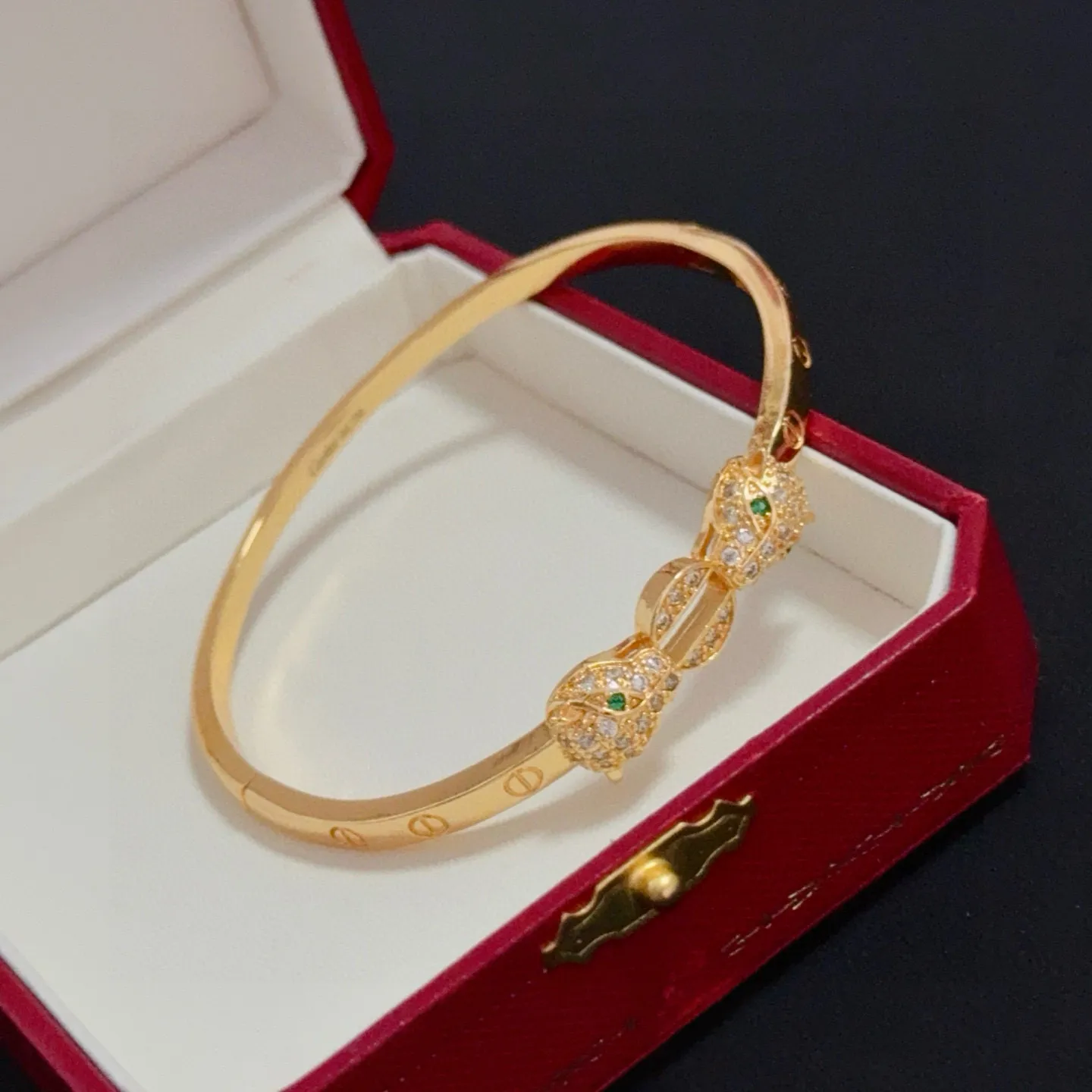 P125 卡地亚镶钻猎豹手镯 高端定制版本 镶嵌钻工艺 V金材质 经典而时尚风格 用凌厉线条重构爱情美学！打破常规，镶嵌钻设计反而成就高级感天花板&mdash;&mdash;无需浮华堆砌，爱本应纯粹如初 卡地亚受众多明星网红的爱戴 豹子系列手镯 绝对是永恒经典 而且男女不限 年龄不限 ！戴上它你就是焦点！