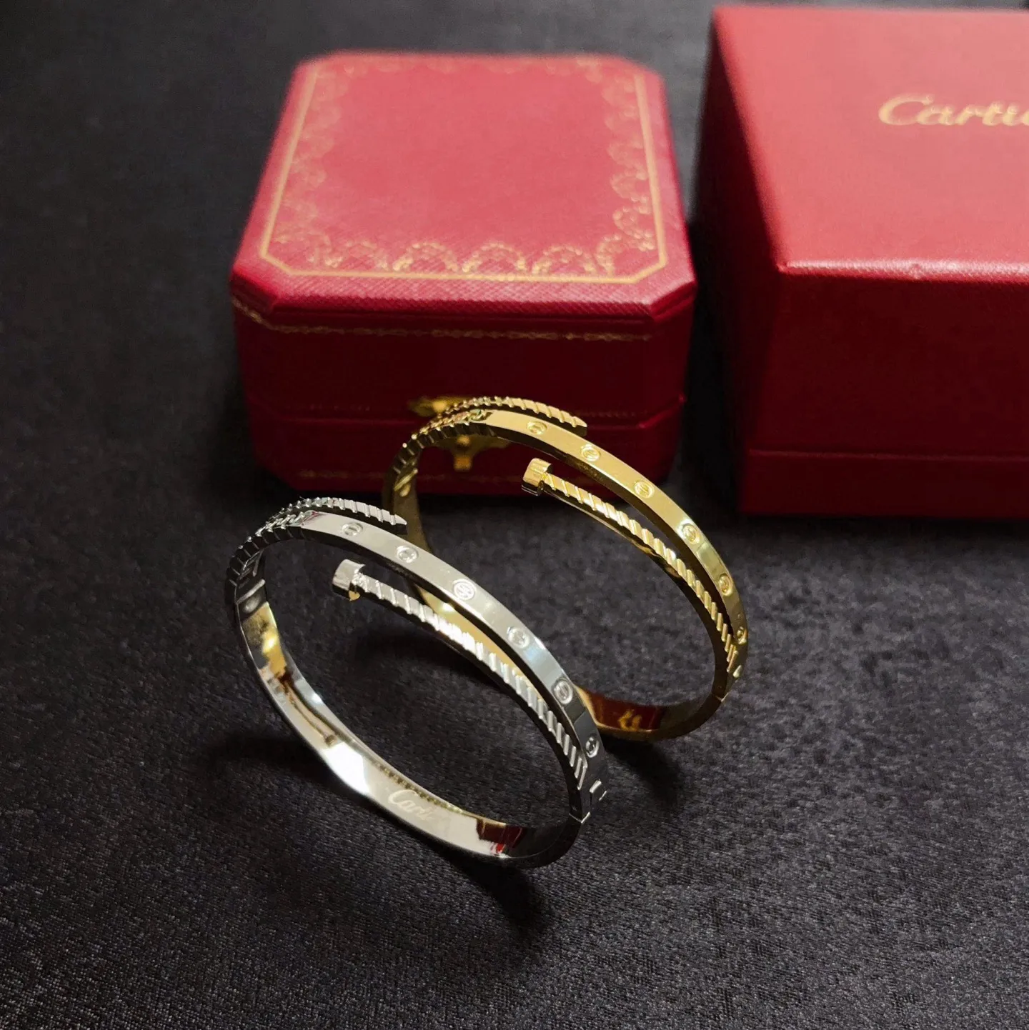 ¥50 👑Cartier 卡地亚官网最新发布 👉🏻火爆钉子手镯💥进口精工保色18k💯高端定制👈🏻🙈🙈🙈顶级工艺 专柜logo刻字清晰 360度无死角!😘全新的窄版设计 更显精致~如此美物 你必须拥有💋超级显白👍