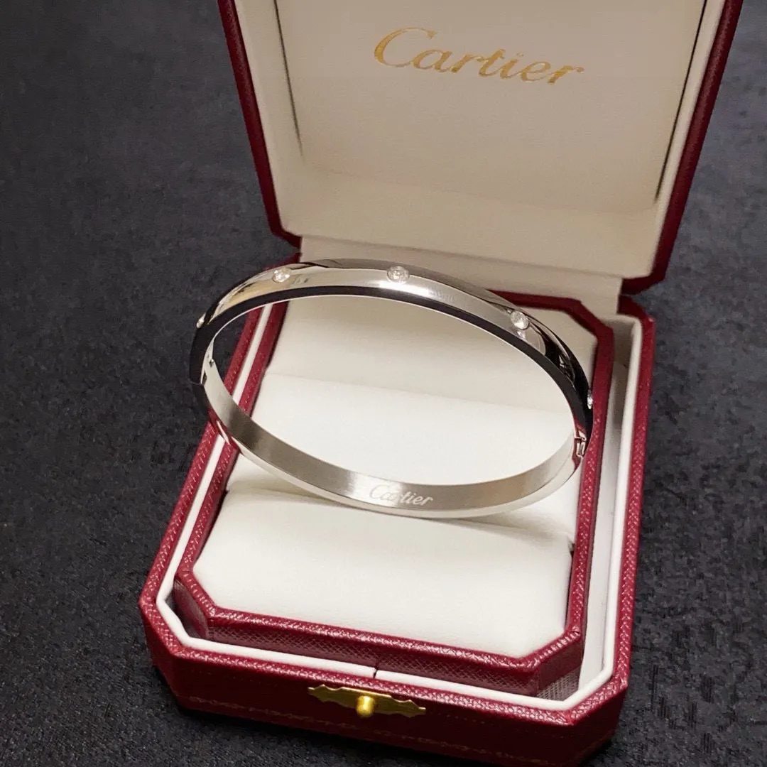 ¥55 👑Cartier 卡地亚官网最新发布 👉🏻10颗钻火爆镶钻手镯💥进口钻精工保色18k💯高端定制👈🏻🙈🙈🙈顶级工艺 专柜logo刻字清晰 360度无死角!😘全新的窄版设计 更显精致~如此美物 你必须拥有💋超级显白👍