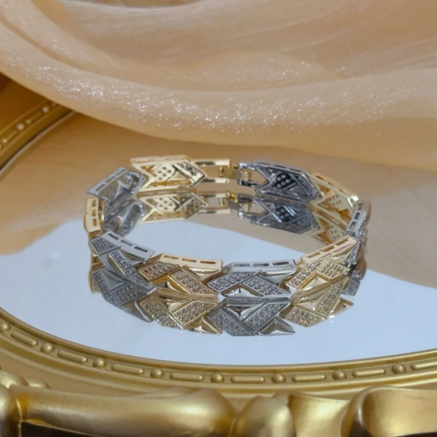 💰125 卡地亚镶钻手链 高端定制版本 镶嵌钻工艺 V金材质 经典而时尚风格 用凌厉线条重构爱情美学！打破常规，镶嵌钻设计反而成就高级感天花板&mdash;&mdash;无需浮华堆砌，爱本应纯粹如初 卡地亚受众多明星网红的爱戴 豹子系列手镯 绝对是永恒经典 而且男女不限 年龄不限 ！戴上它你就是焦点！