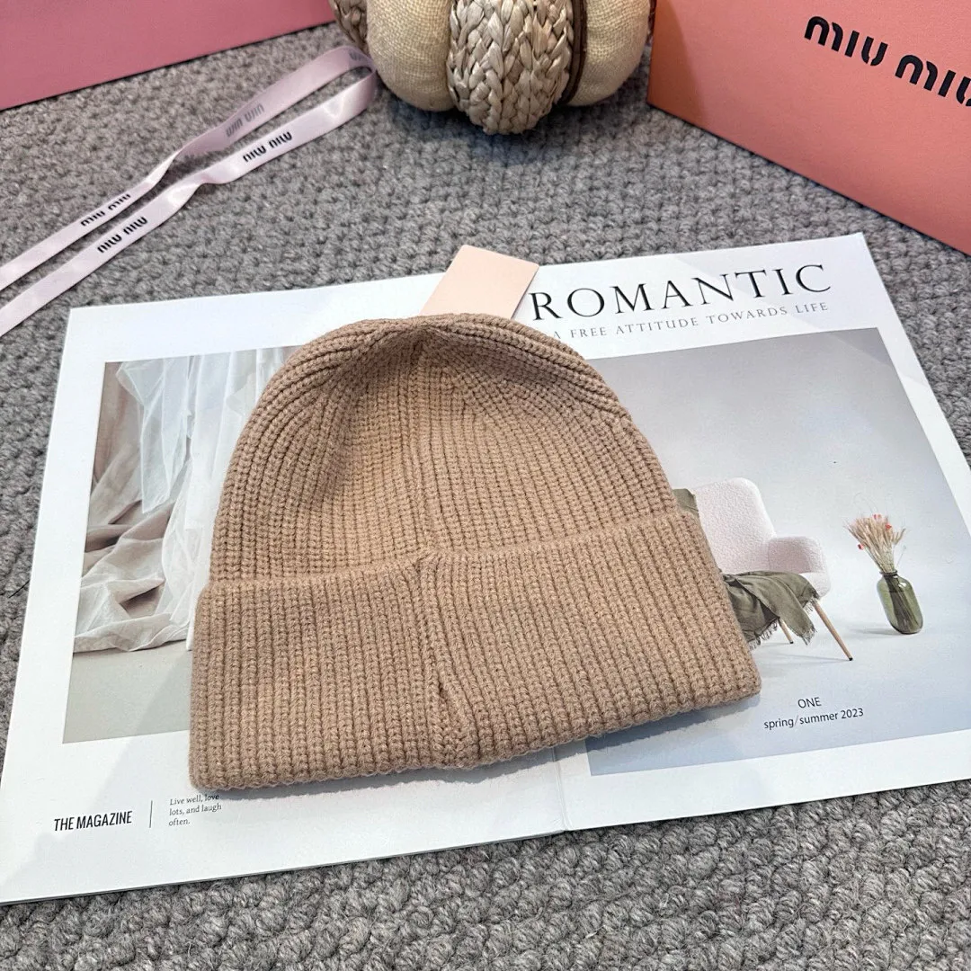 miumiu缪缪🐰秋冬刺绣毛线帽 这种高级简直质感从头开始了!巨推荐大家 这顶不管什么类型的衣服都好配 💖休闲和甜美都能牢牢拿捏!