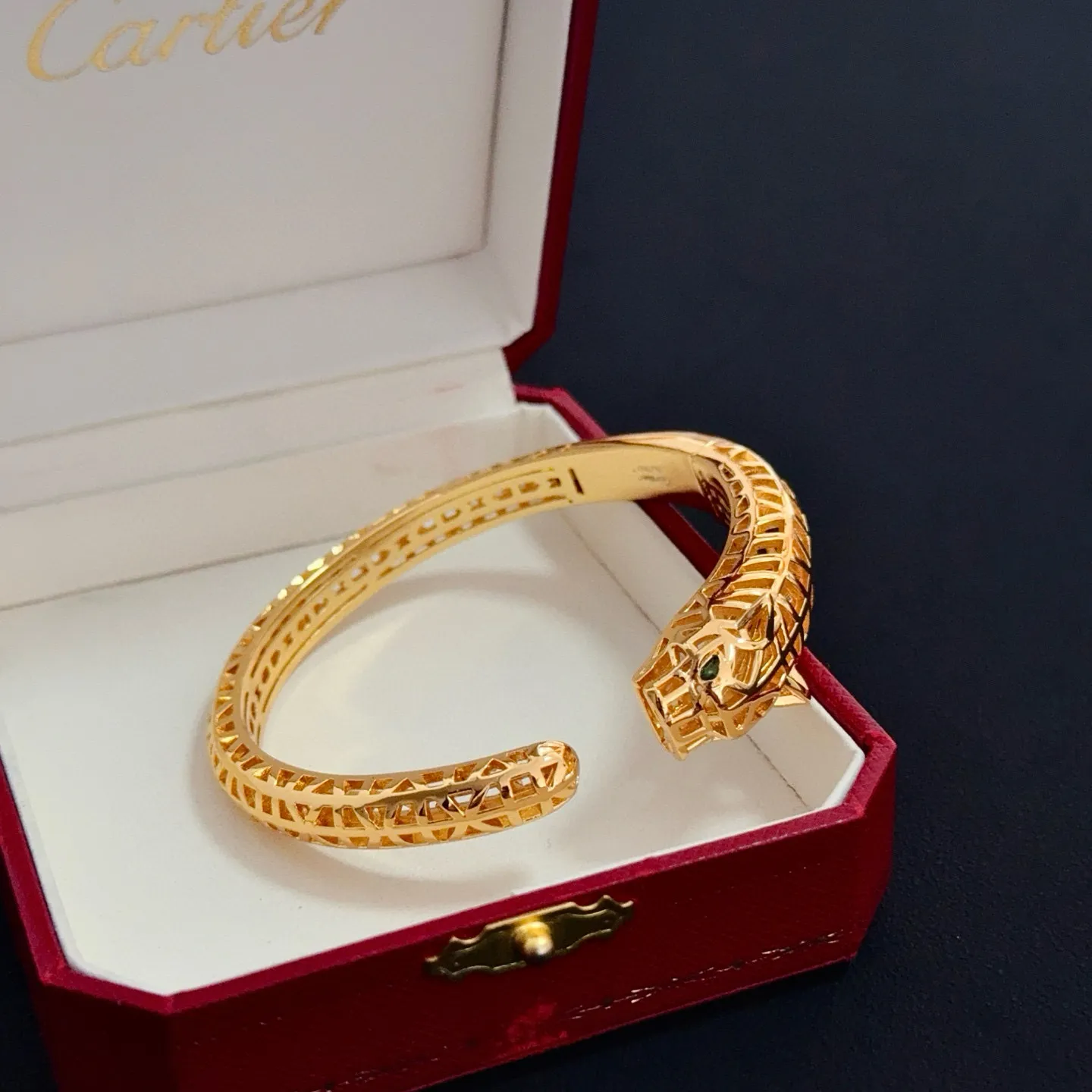 💰125 卡地亚镶钻手镯 高端定制版本 镶嵌钻工艺 V金材质 经典而时尚风格 用凌厉线条重构爱情美学！打破常规，镶嵌钻设计反而成就高级感天花板&mdash;&mdash;无需浮华堆砌，爱本应纯粹如初 卡地亚受众多明星网红的爱戴 豹子系列手镯 绝对是永恒经典 而且男女不限 年龄不限 ！戴上它你就是焦点！