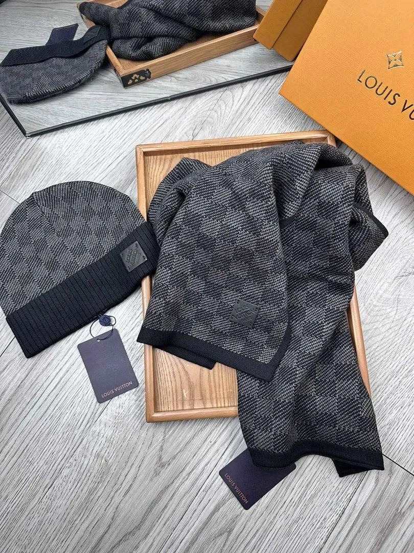 L家。【羊毛套装帽子-帽子➕围巾】经典套装帽子!暖暖哒超级舒服~冬日小姐姐减龄神器哦~这个冬天你就差这么一套套装帽子啦~又保暖又时尚!男女通用款!可以做情侣款!防伪标签吊卡齐全!多多款式,欢迎选择!