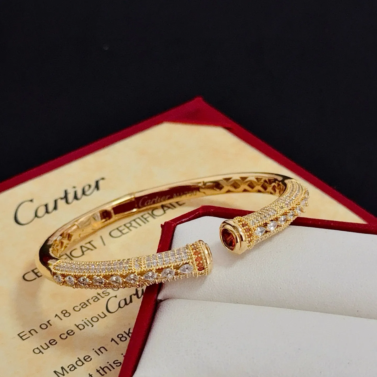 P125 卡地亚手镯 高端定制版本 镶嵌钻工艺 V金材质 经典而时尚风格 用凌厉线条重构爱情美学！打破常规，镶嵌钻设计反而成就高级感天花板&mdash;&mdash;无需浮华堆砌，爱本应纯粹如初 卡地亚受众多明星网红的爱戴 豹子系列手镯 绝对是永恒经典 而且男女不限 年龄不限 ！戴上它你就是焦点！