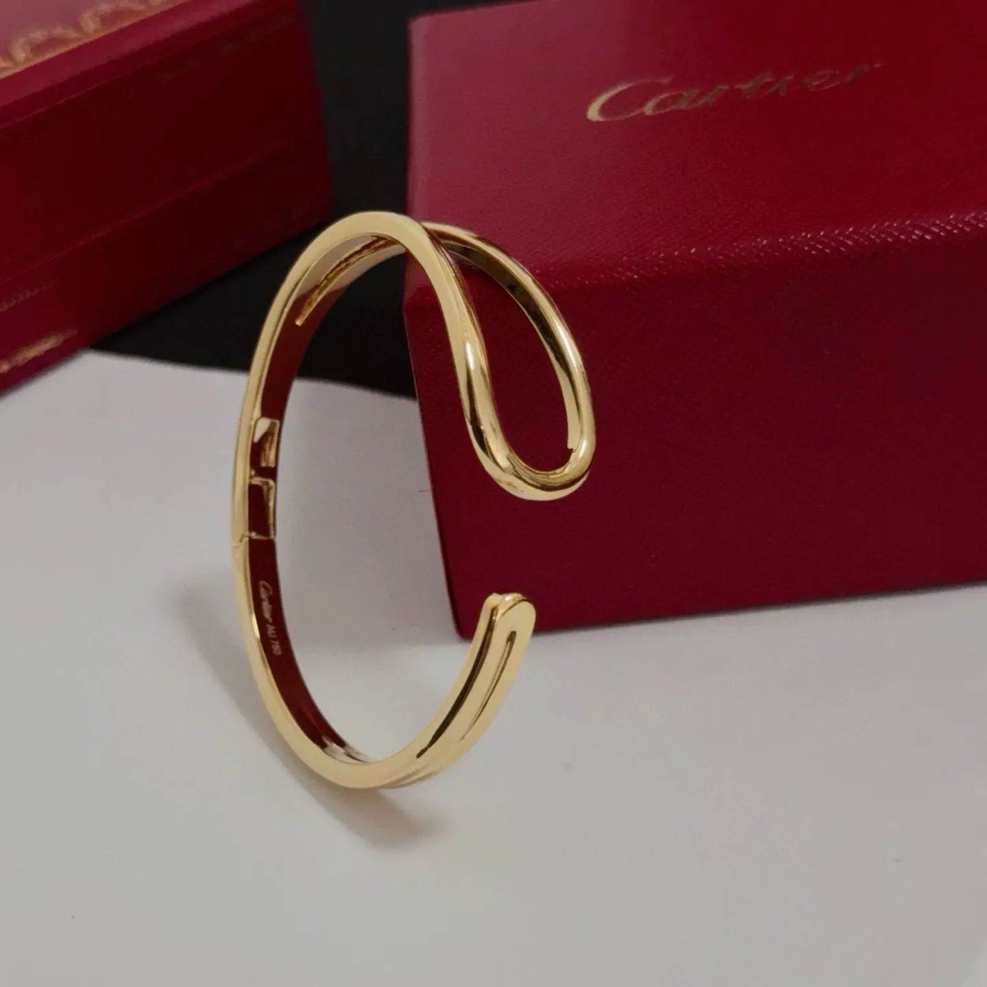 P105 卡地亚手镯 高端定制版本 镶嵌钻工艺 V金材质 经典而时尚风格 用凌厉线条重构爱情美学!打破常规,镶嵌钻设计反而成就高级感天花板——无需浮华堆砌,爱本应纯粹如初 卡地亚受众多明星网红的爱戴 豹子系列手镯 绝对是永恒经典 而且男女不限 年龄不限 !戴上它你就是焦点!