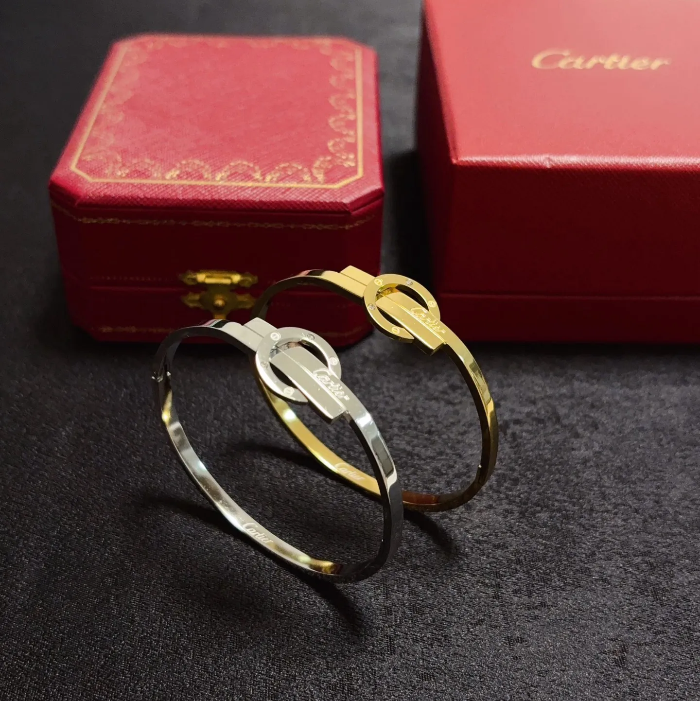 ¥50 👑Cartier 卡地亚官网最新发布 👉🏻火爆窄版细款中号手镯💥进口精工保色18k💯高端定制👈🏻🙈🙈🙈顶级工艺 专柜logo刻字清晰 360度无死角!😘全新的窄版设计 更显精致~如此美物 你必须拥有💋超级显白👍