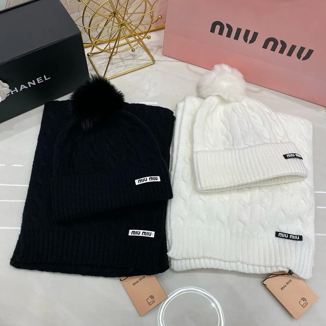 MIU MIU 两件套 羊绒针织帽搭配狐狸毛球/围巾🧣 (立体字母显高级🖤)