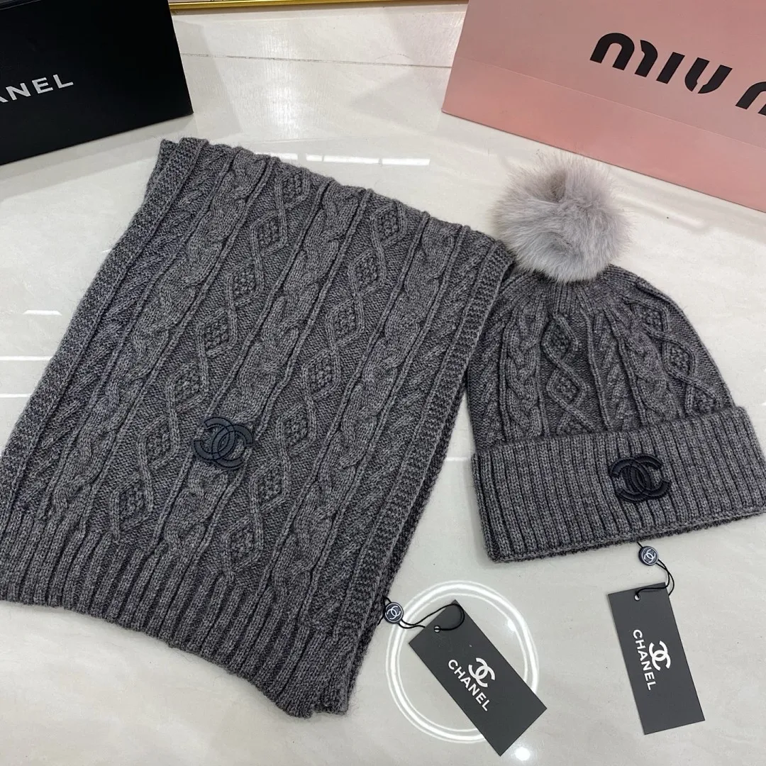 Chanel 羊绒套装:围巾🧣/羊绒针织帽+狐狸毛球