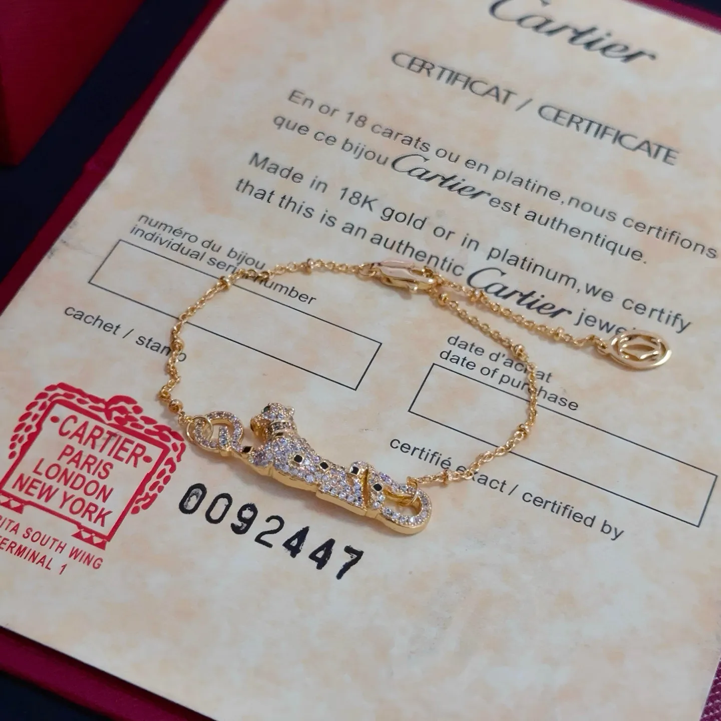 P95 卡地亚镶钻猎豹手链 高端定制版本 镶嵌钻工艺 V金材质 经典而时尚风格 用凌厉线条重构爱情美学！打破常规，镶嵌钻设计反而成就高级感天花板&mdash;&mdash;无需浮华堆砌，爱本应纯粹如初 卡地亚受众多明星网红的爱戴 豹子系列手镯 绝对是永恒经典 而且男女不限 年龄不限 ！戴上它你就是焦点！