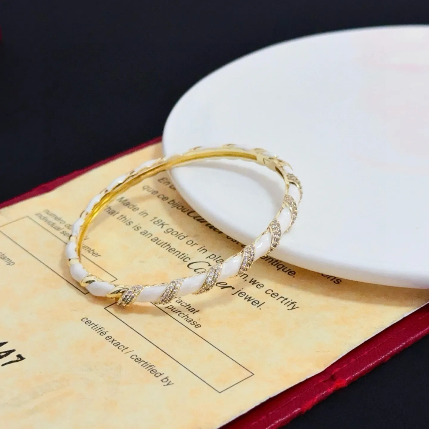 P115 卡地亚镶钻手镯 高端定制版本 镶嵌钻工艺 V金材质 经典而时尚风格 用凌厉线条重构爱情美学!打破常规,镶嵌钻设计反而成就高级感天花板——无需浮华堆砌,爱本应纯粹如初 卡地亚受众多明星网红的爱戴 豹子系列手镯 绝对是永恒经典 而且男女不限 年龄不限 !戴上它你就是焦点!