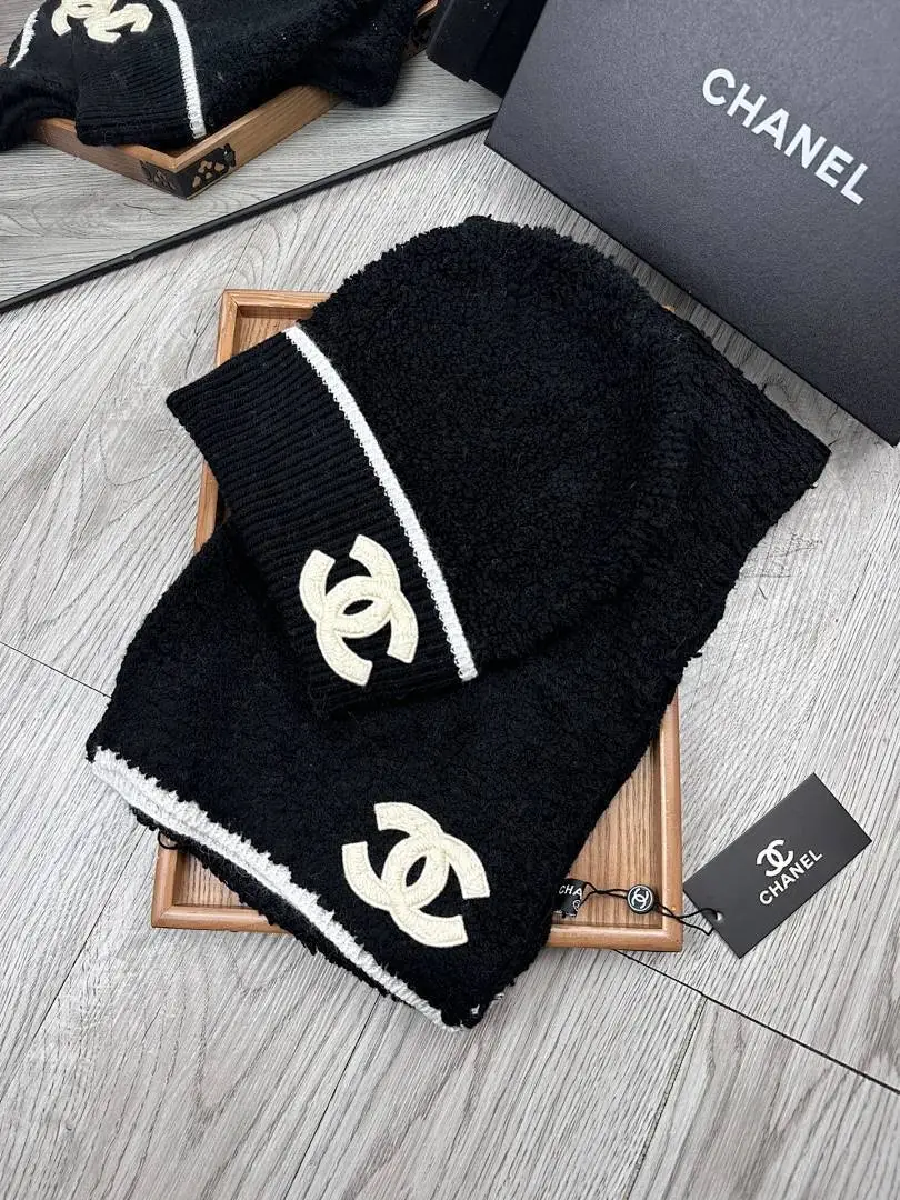 C家。 【羊毛套装帽子】经典套装帽子!帽子➕围巾!70%羊毛➕30%兔毛。暖暖哒超级舒服~冬日小姐姐减龄神器哦~这个冬天你就差这么一套套装帽子啦~又保暖又时尚!男女通用款!可以做情侣款!防伪标签吊卡齐