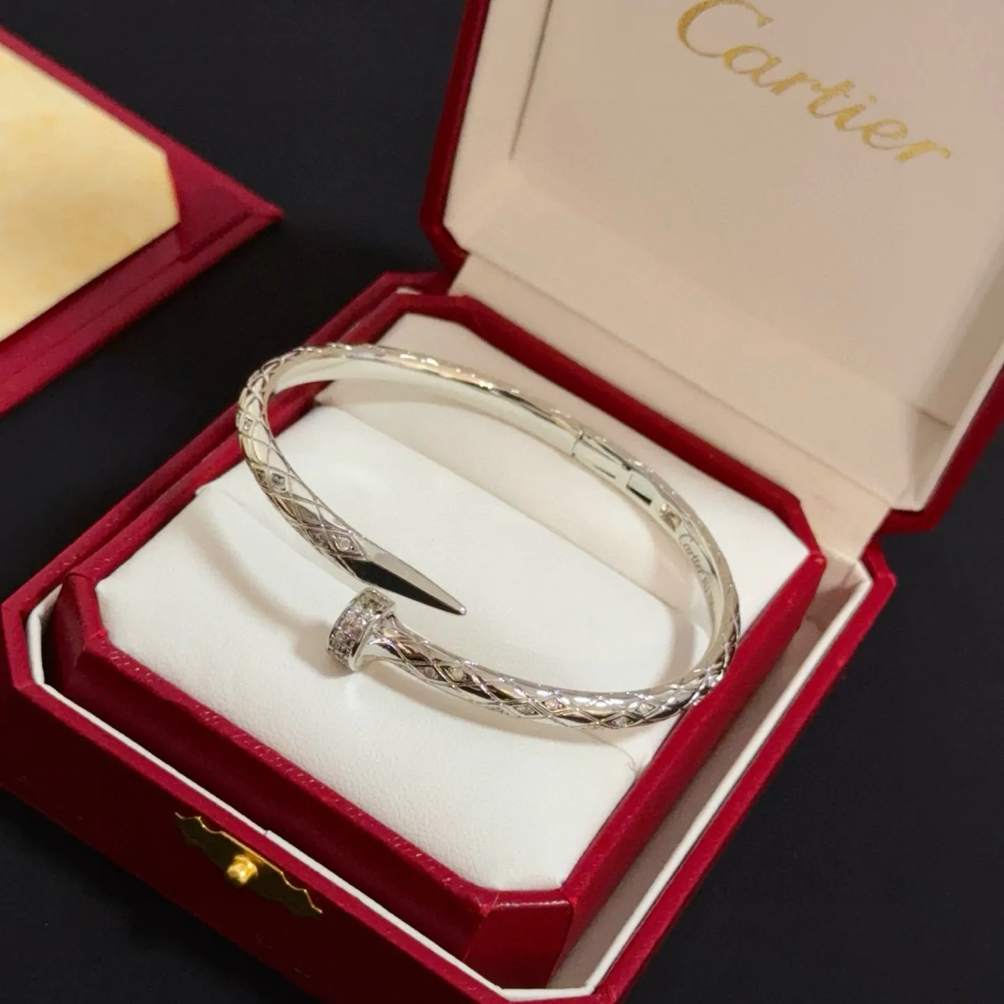 P115 卡地亚镶钻钉子手镯 高端定制版本 镶嵌钻工艺 V金材质 经典而时尚风格 用凌厉线条重构爱情美学！打破常规，镶嵌钻设计反而成就高级感天花板&mdash;&mdash;无需浮华堆砌，爱本应纯粹如初 卡地亚受众多明星网红的爱戴 豹子系列手镯 绝对是永恒经典 而且男女不限 年龄不限 ！戴上它你就是焦点！