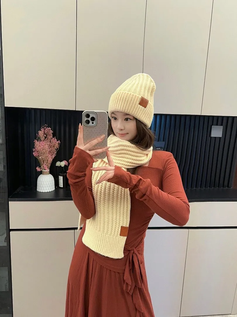 罗意威Loewe 小红书爆款，官网新品经典套装帽子！帽子➕围巾！手感一级棒！暖暖哒超级舒服～这个冬天你就差这么一套装帽子啦～又保暖又时尚！欢迎选择!!