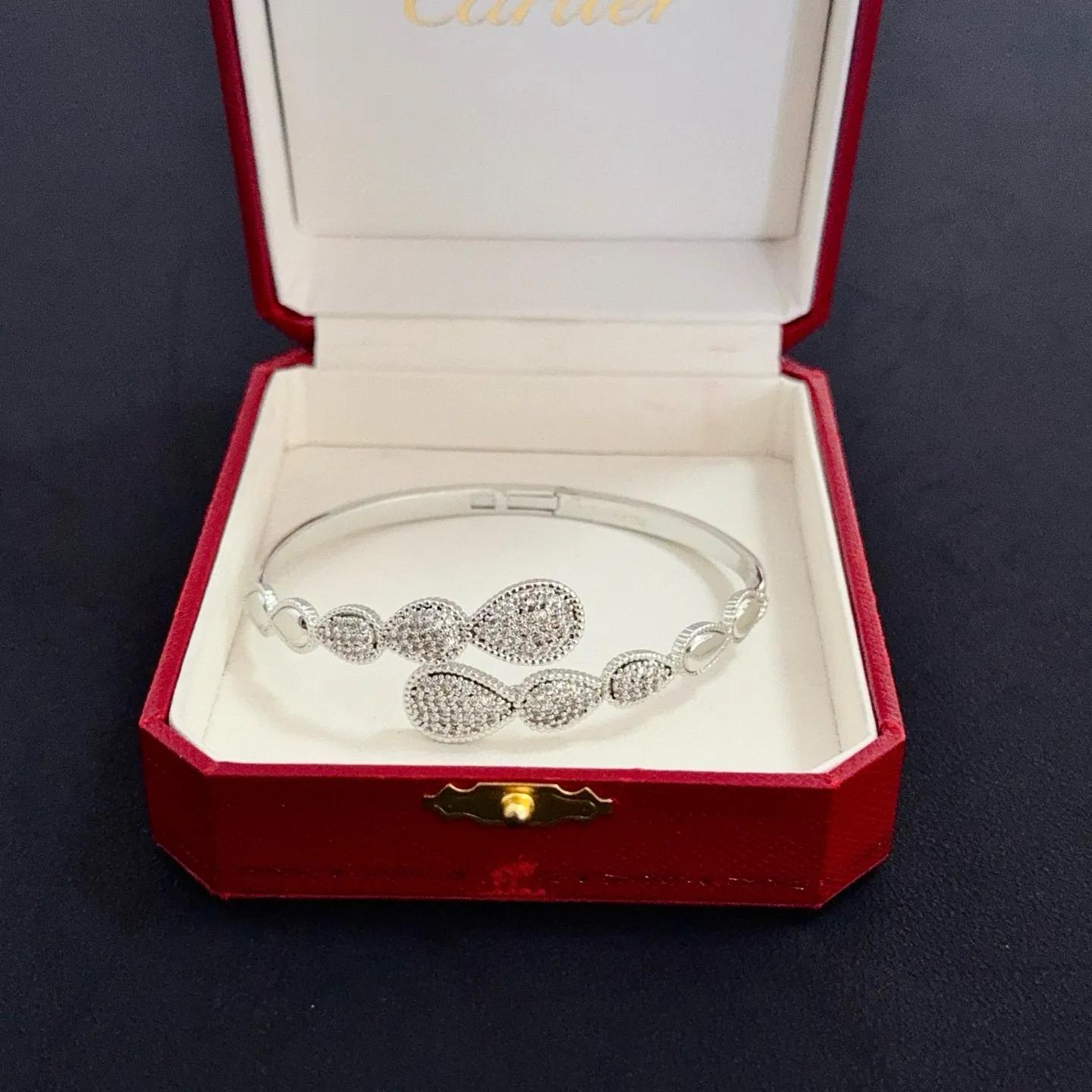 P115 卡地亚镶钻手镯 高端定制版本 镶嵌钻工艺 V金材质 经典而时尚风格 用凌厉线条重构爱情美学！打破常规，镶嵌钻设计反而成就高级感天花板&mdash;&mdash;无需浮华堆砌，爱本应纯粹如初 卡地亚受众多明星网红的爱戴 豹子系列手镯 绝对是永恒经典 而且男女不限 年龄不限 ！戴上它你就是焦点！