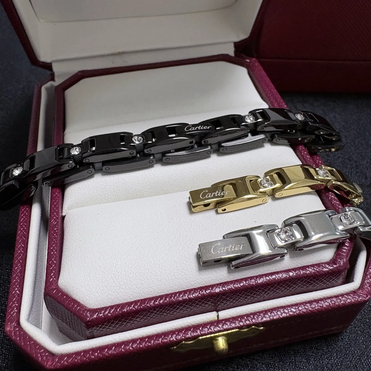 &yen;80 卡地亚窄版Cartier卡家经典大颗白钻金色、银色、黑色链条⛓大码男士21Cm细版本手链💥坦克链中性款💙男女可佩戴！厚实高品质👍zp复刻 14K精钢材质保色不掉色👌精致细腻🔥人手必备一条哦❤️一年四季百搭款😌洗澡游泳均可佩戴不掉色😇
