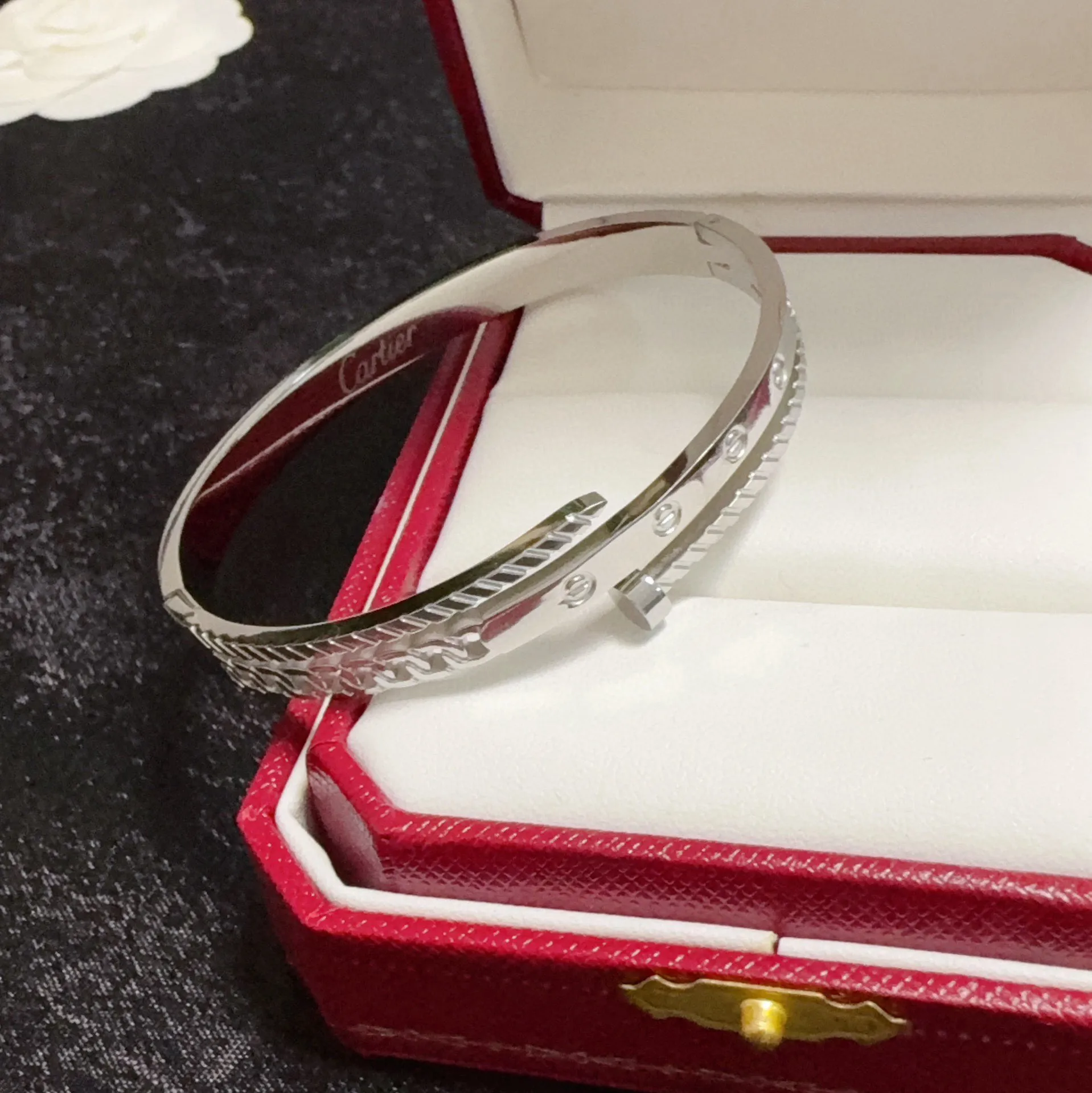 ¥50 👑Cartier 卡地亚官网最新发布 👉🏻火爆钉子手镯💥进口精工保色18k💯高端定制👈🏻🙈🙈🙈顶级工艺 专柜logo刻字清晰 360度无死角!😘全新的窄版设计 更显精致~如此美物 你必须拥有💋超级显白👍