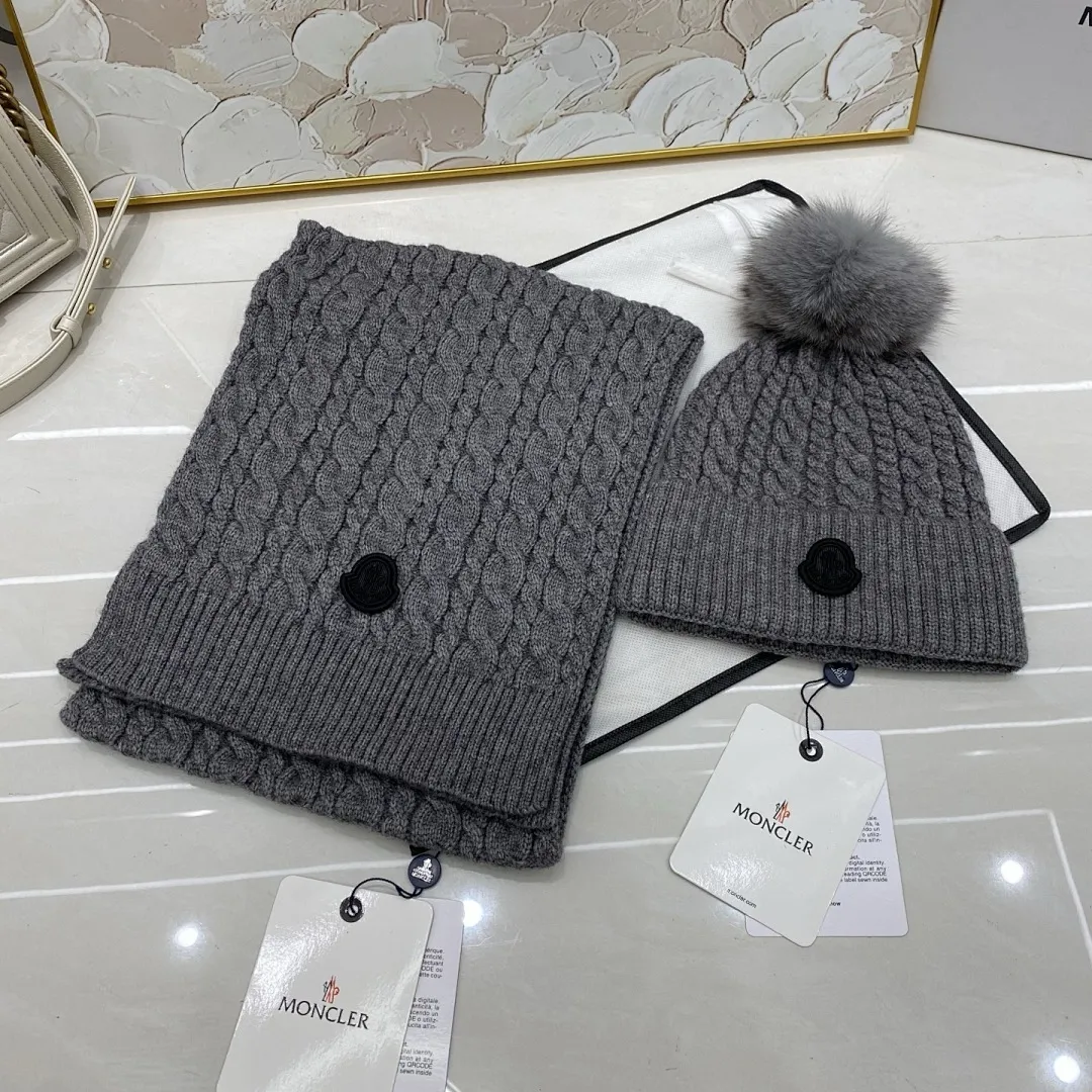 Moncler 两件套 羊绒针织帽搭配狐狸毛球+围巾🧣