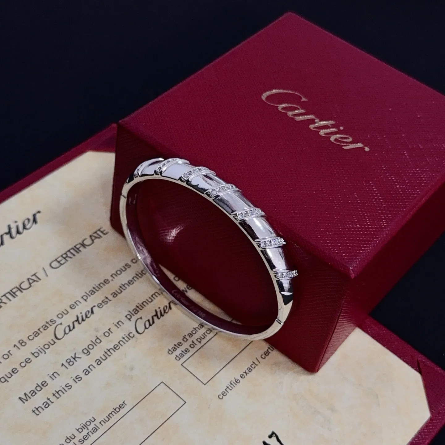 P125 卡地亚手镯 高端定制版本 镶嵌钻工艺 V金材质 经典而时尚风格 用凌厉线条重构爱情美学！打破常规，镶嵌钻设计反而成就高级感天花板&mdash;&mdash;无需浮华堆砌，爱本应纯粹如初 卡地亚受众多明星网红的爱戴 豹子系列手镯 绝对是永恒经典 而且男女不限 年龄不限 ！戴上它你就是焦点！