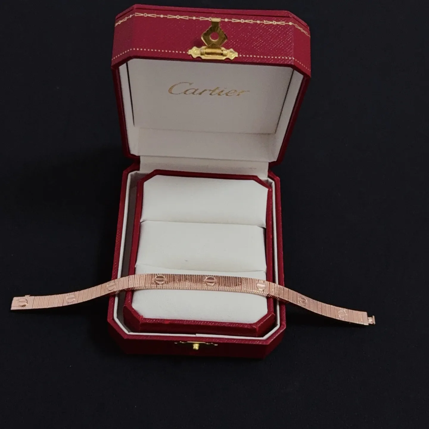 💰145 卡地亚手链 高端定制版本 镶嵌钻工艺 V金材质 经典而时尚风格 用凌厉线条重构爱情美学！打破常规，镶嵌钻设计反而成就高级感天花板&mdash;&mdash;无需浮华堆砌，爱本应纯粹如初 卡地亚受众多明星网红的爱戴 豹子系列手镯 绝对是永恒经典 而且男女不限 年龄不限 ！戴上它你就是焦点！