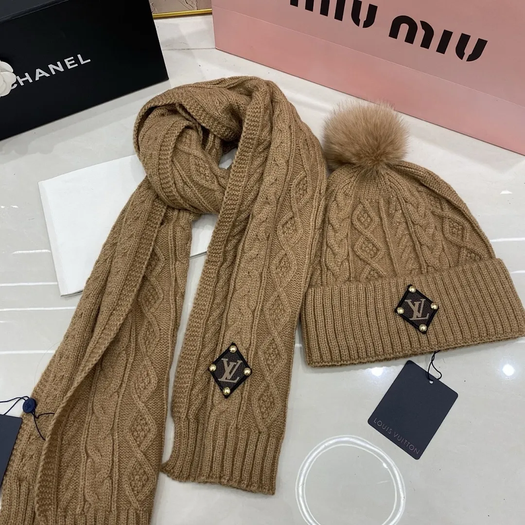 Lv羊绒套装：围巾🧣/羊绒针织帽+狐狸毛球