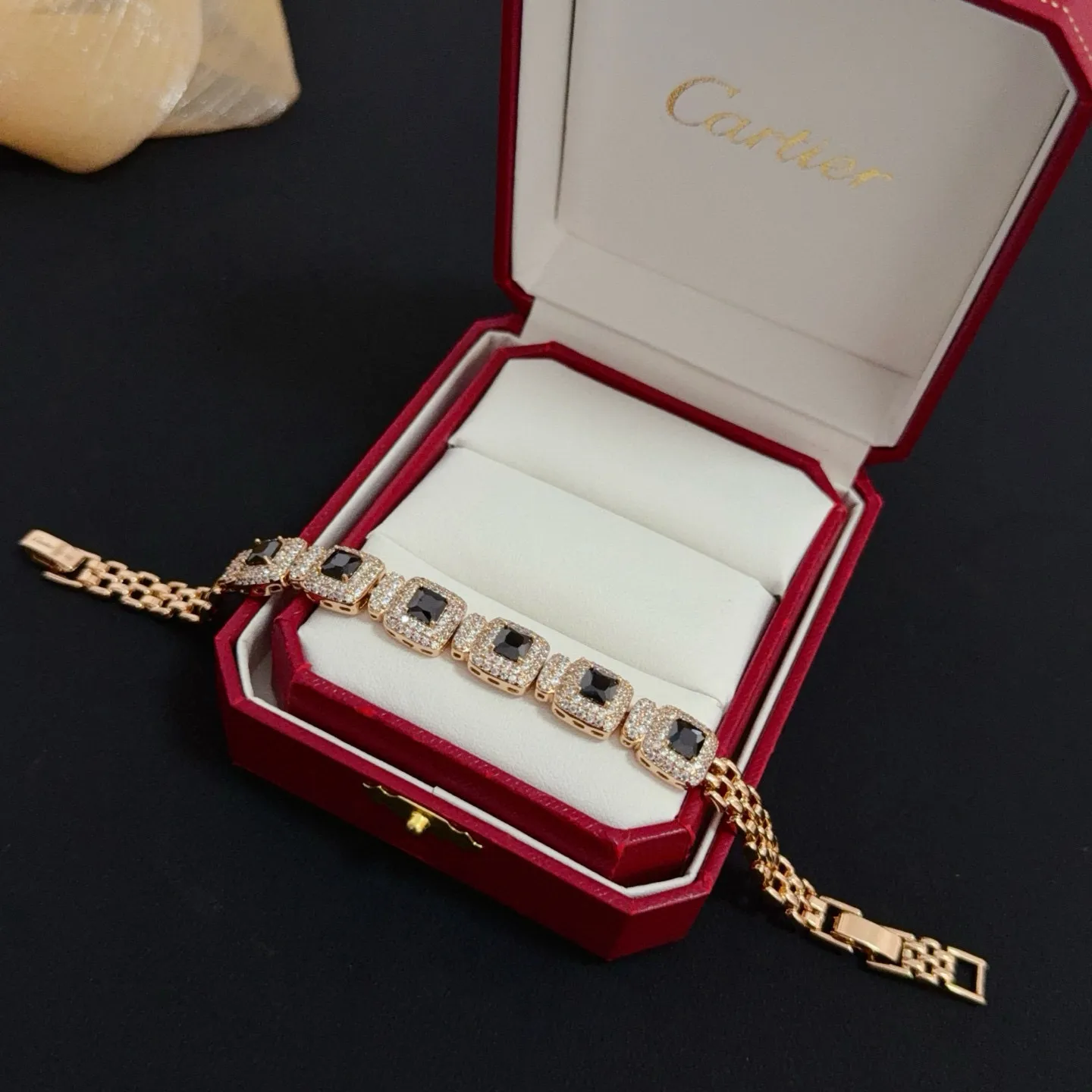 P135 卡地亚镶钻手链 高端定制版本 镶嵌钻工艺 V金材质 经典而时尚风格 用凌厉线条重构爱情美学!打破常规,镶嵌钻设计反而成就高级感天花板——无需浮华堆砌,爱本应纯粹如初 卡地亚受众多明星网红的爱戴 豹子系列手镯 绝对是永恒经典 而且男女不限 年龄不限 !戴上它你就是焦点!
