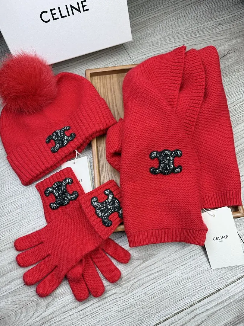 赛琳。【三件套羊毛套装:狐狸毛毛帽子➕围巾➕手套】经典套装帽子!暖暖哒超级舒服~70%羊毛➕30%兔毛。冬日小姐姐减龄神器哦~这个冬天你就差这么一套套装帽子啦~又保暖又时尚!男女通用款!可以做情侣款!