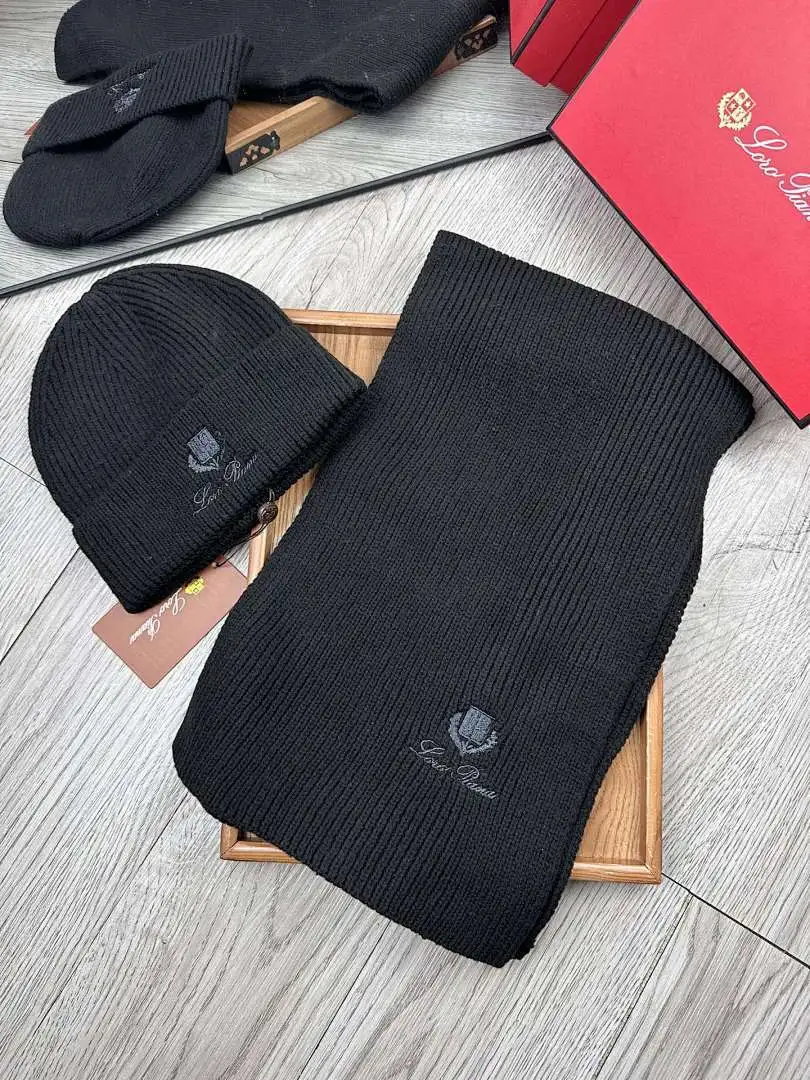 LP。 【羊毛套装帽子】经典套装帽子!帽子➕围巾!70%羊毛➕30%兔毛。暖暖哒超级舒服~冬日小姐姐减龄神器哦~这个冬天你就差这么一套套装帽子啦~又保暖又时尚!男女通用款!可以做情侣款!防伪标签吊卡齐