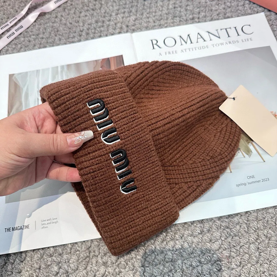 miumiu缪缪🐰秋冬刺绣毛线帽 这种高级简直质感从头开始了!巨推荐大家 这顶不管什么类型的衣服都好配 💖休闲和甜美都能牢牢拿捏!