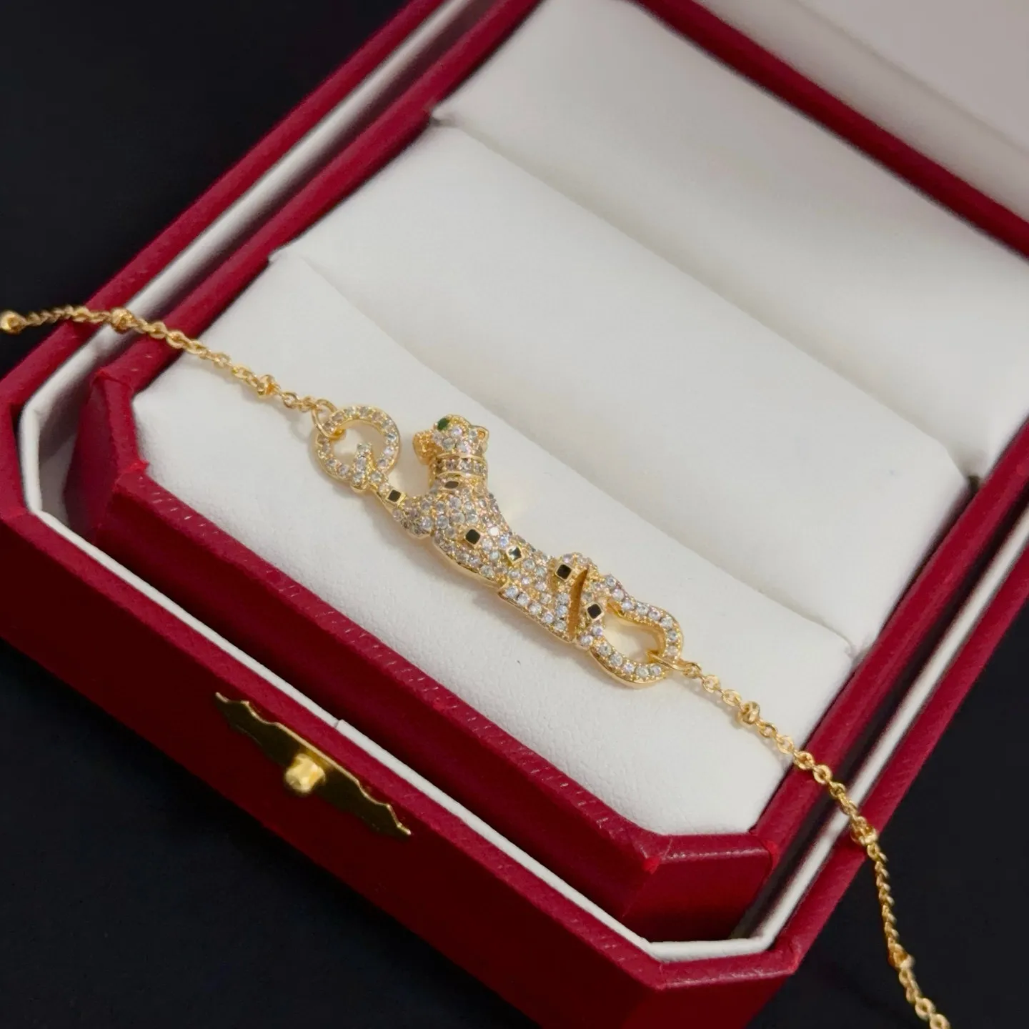 P95 卡地亚镶钻猎豹手链 高端定制版本 镶嵌钻工艺 V金材质 经典而时尚风格 用凌厉线条重构爱情美学!打破常规,镶嵌钻设计反而成就高级感天花板——无需浮华堆砌,爱本应纯粹如初 卡地亚受众多明星网红的爱戴 豹子系列手镯 绝对是永恒经典 而且男女不限 年龄不限 !戴上它你就是焦点!