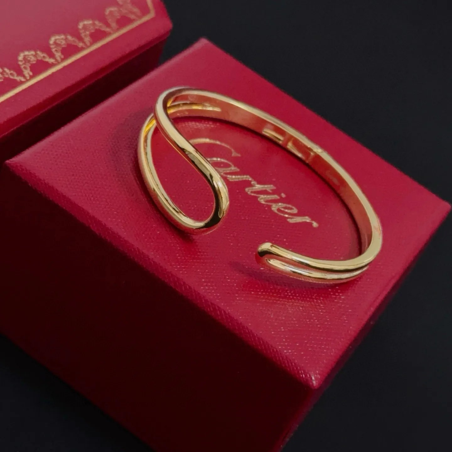 P105 卡地亚手镯 高端定制版本 镶嵌钻工艺 V金材质 经典而时尚风格 用凌厉线条重构爱情美学!打破常规,镶嵌钻设计反而成就高级感天花板——无需浮华堆砌,爱本应纯粹如初 卡地亚受众多明星网红的爱戴 豹子系列手镯 绝对是永恒经典 而且男女不限 年龄不限 !戴上它你就是焦点!