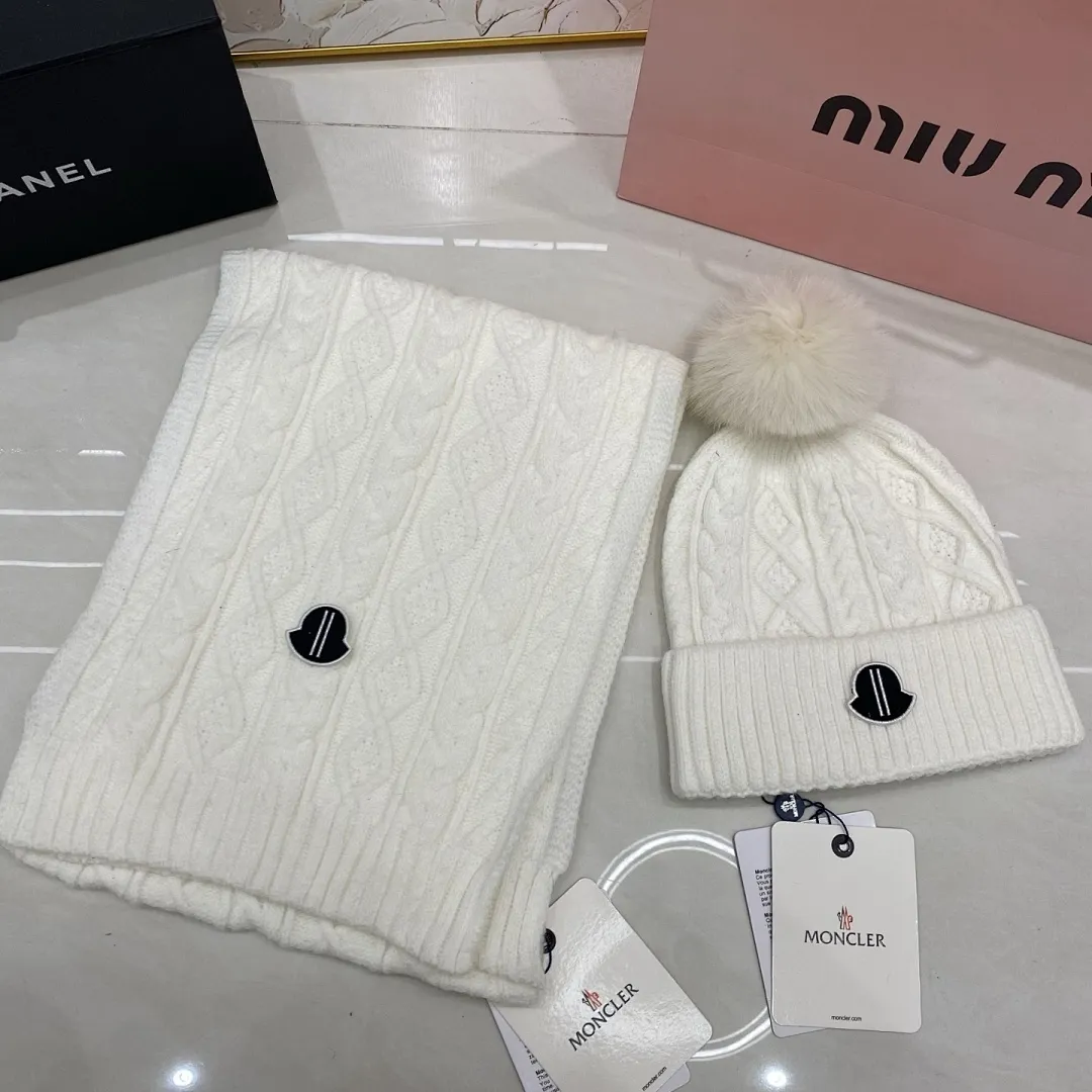 Moncler羊绒套装：围巾🧣/羊绒针织帽+狐狸毛球