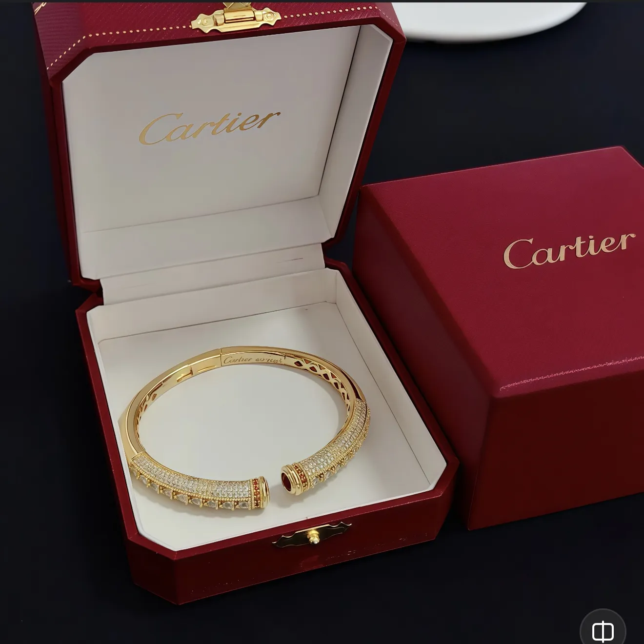P125 卡地亚手镯 高端定制版本 镶嵌钻工艺 V金材质 经典而时尚风格 用凌厉线条重构爱情美学！打破常规，镶嵌钻设计反而成就高级感天花板&mdash;&mdash;无需浮华堆砌，爱本应纯粹如初 卡地亚受众多明星网红的爱戴 豹子系列手镯 绝对是永恒经典 而且男女不限 年龄不限 ！戴上它你就是焦点！