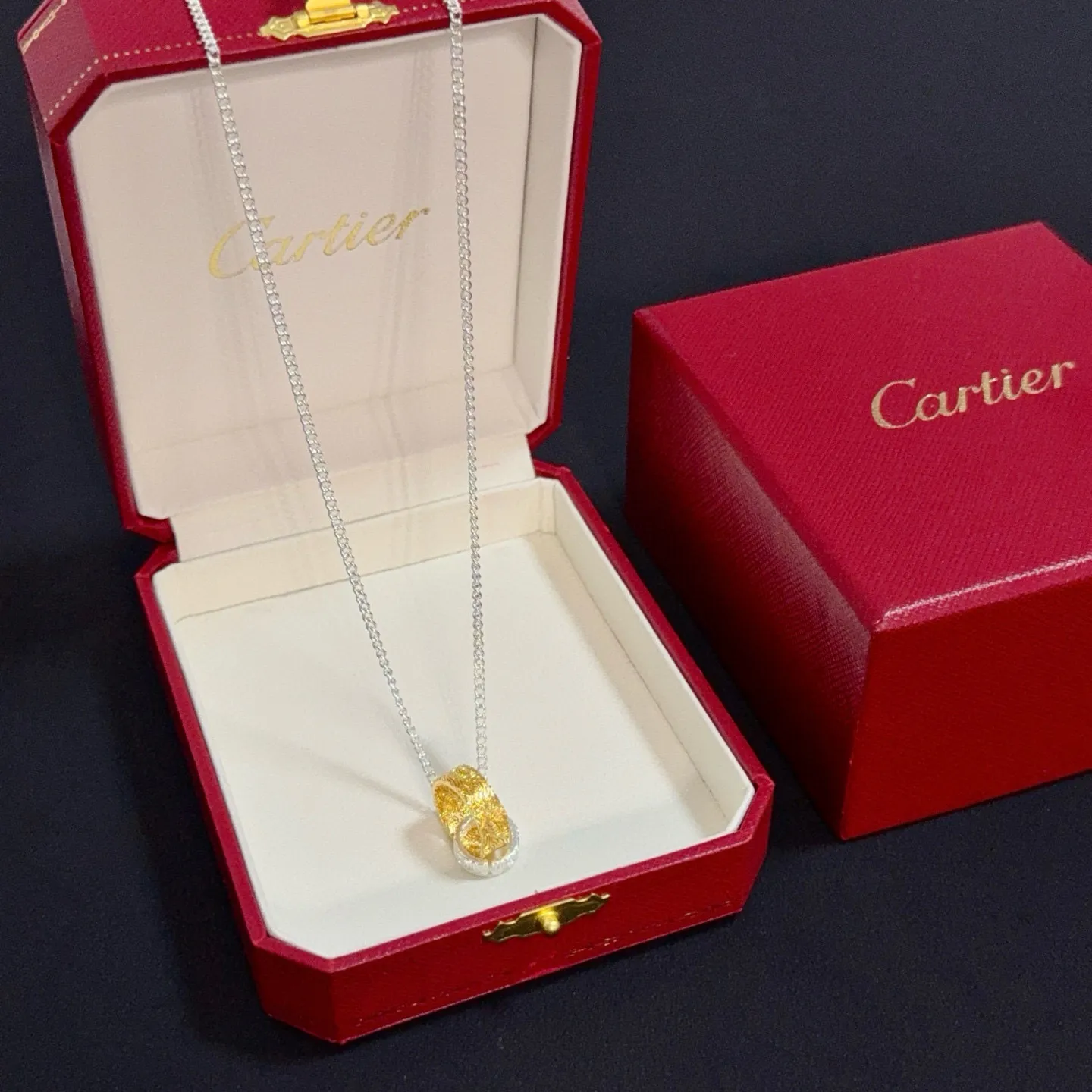 P85 卡地亚项链 高端定制版本 镶嵌钻工艺 V金材质 经典而时尚风格 用凌厉线条重构爱情美学!打破常规,镶嵌钻设计反而成就高级感天花板——无需浮华堆砌,爱本应纯粹如初 卡地亚受众多明星网红的爱戴 豹子系列手镯 绝对是永恒经典 而且男女不限 年龄不限 !戴上它你就是焦点!