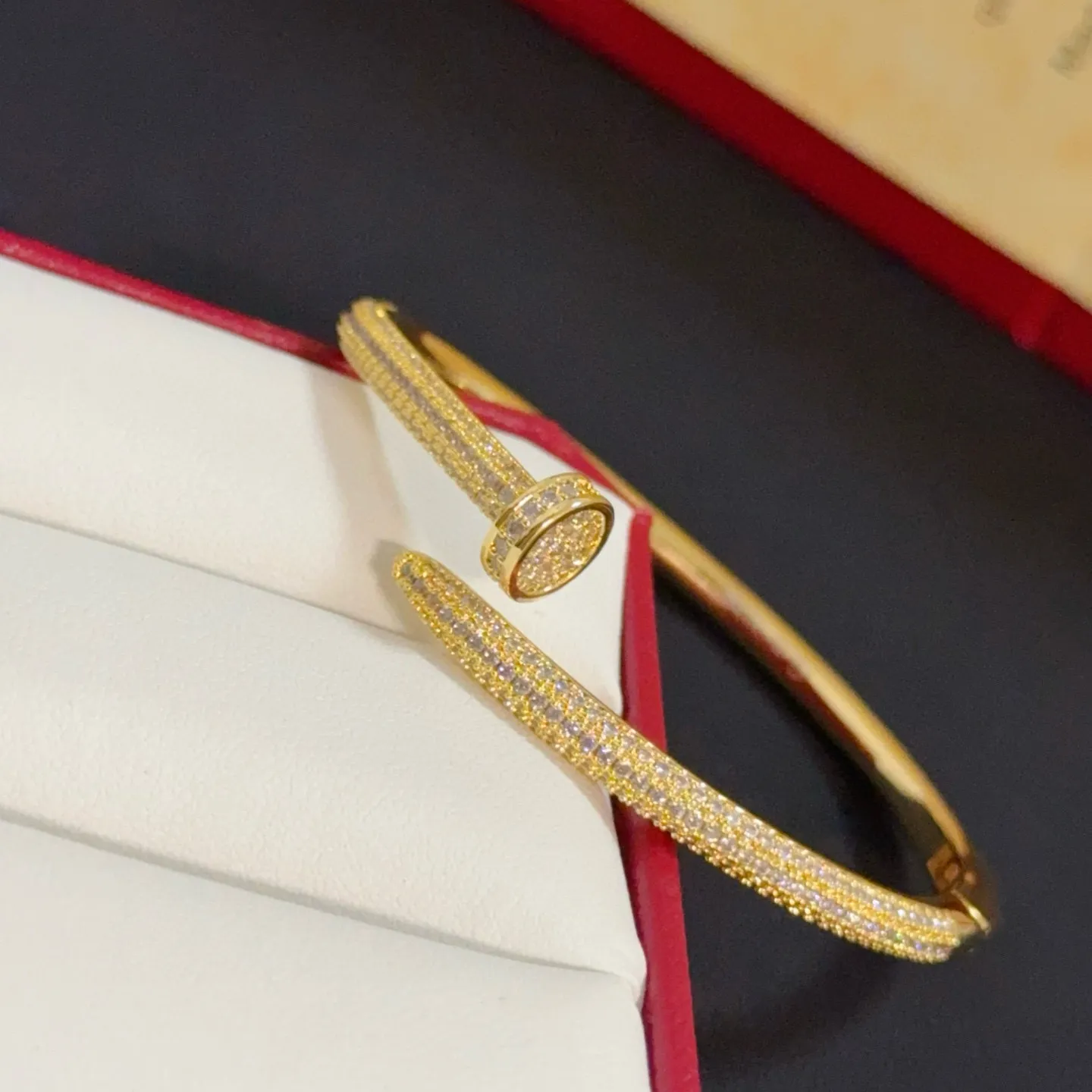 💰115 卡地亚镶钉子手镯 高端定制版本 镶嵌钻工艺 V金材质 经典而时尚风格 用凌厉线条重构爱情美学！打破常规，镶嵌钻设计反而成就高级感天花板&mdash;&mdash;无需浮华堆砌，爱本应纯粹如初 卡地亚受众多明星网红的爱戴 豹子系列手镯 绝对是永恒经典 而且男女不限 年龄不限 ！戴上它你就是焦点！