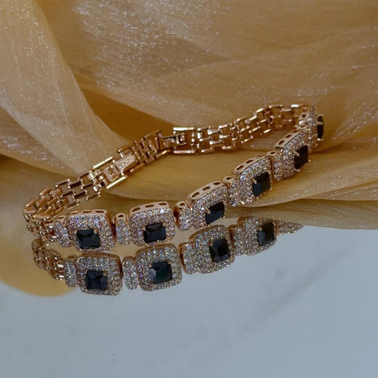 P135 卡地亚镶钻手链 高端定制版本 镶嵌钻工艺 V金材质 经典而时尚风格 用凌厉线条重构爱情美学！打破常规，镶嵌钻设计反而成就高级感天花板&mdash;&mdash;无需浮华堆砌，爱本应纯粹如初 卡地亚受众多明星网红的爱戴 豹子系列手镯 绝对是永恒经典 而且男女不限 年龄不限 ！戴上它你就是焦点！