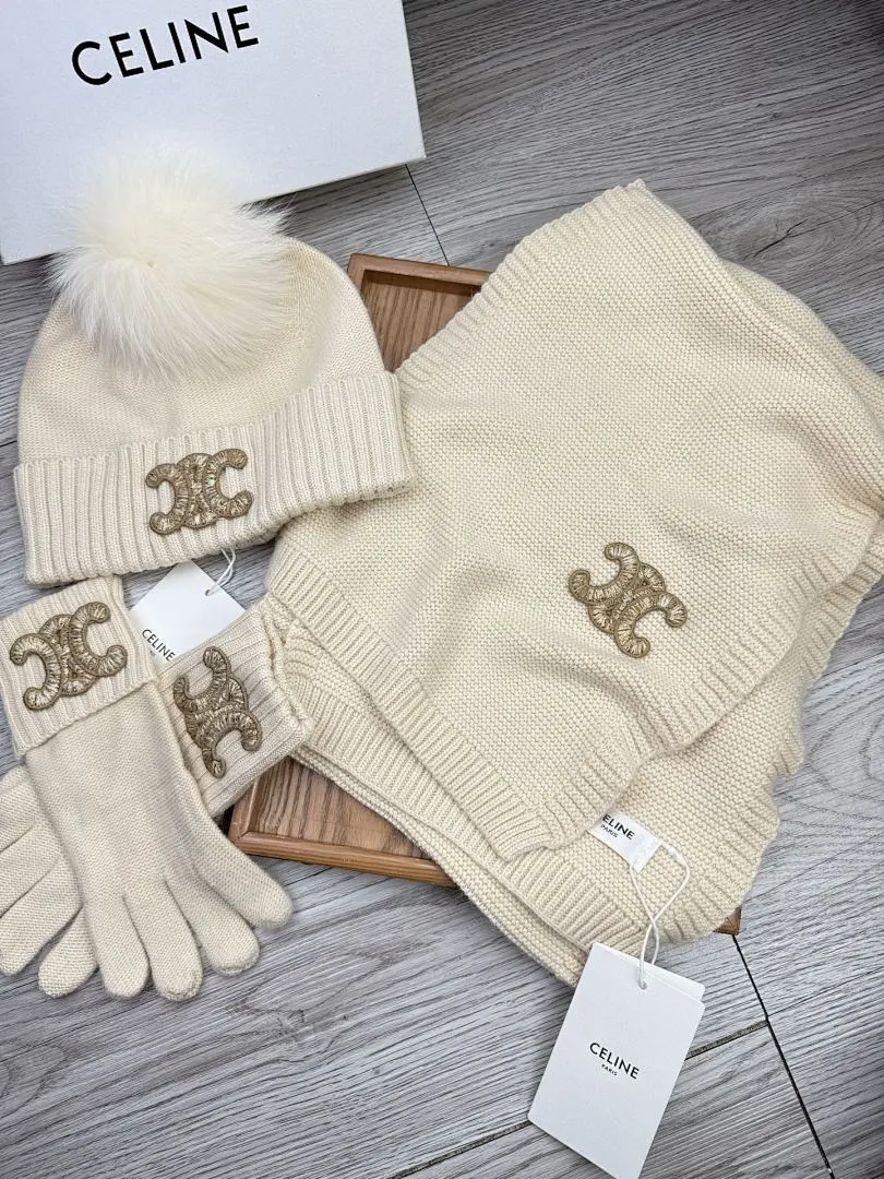 赛琳。【三件套羊毛套装：狐狸毛毛帽子➕围巾➕手套】经典套装帽子！暖暖哒超级舒服～70%羊毛➕30%兔毛。冬日小姐姐减龄神器哦～这个冬天你就差这么一套套装帽子啦～又保暖又时尚！男女通用款!可以做情侣款！