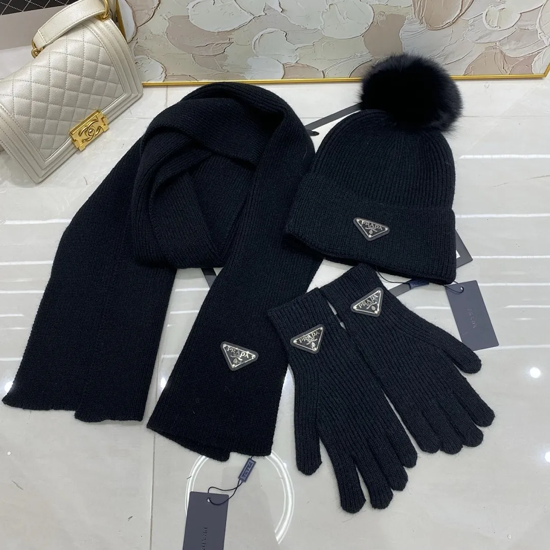 PRADA 三件套 羊绒针织帽（狐狸毛球）+围巾🧣+手套🧤