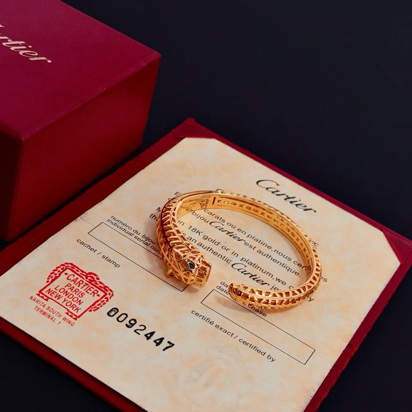 💰125 卡地亚镶钻手镯 高端定制版本 镶嵌钻工艺 V金材质 经典而时尚风格 用凌厉线条重构爱情美学!打破常规,镶嵌钻设计反而成就高级感天花板——无需浮华堆砌,爱本应纯粹如初 卡地亚受众多明星网红的爱戴 豹子系列手镯 绝对是永恒经典 而且男女不限 年龄不限 !戴上它你就是焦点!