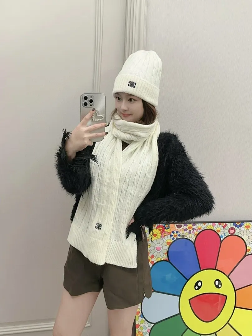 赛琳CELINE 小红书爆款，官网新品经典套装帽子！帽子➕围巾！手感一级棒！暖暖哒超级舒服～这个冬天你就差这么一套装帽子啦～又保暖又时尚！欢迎选择!!