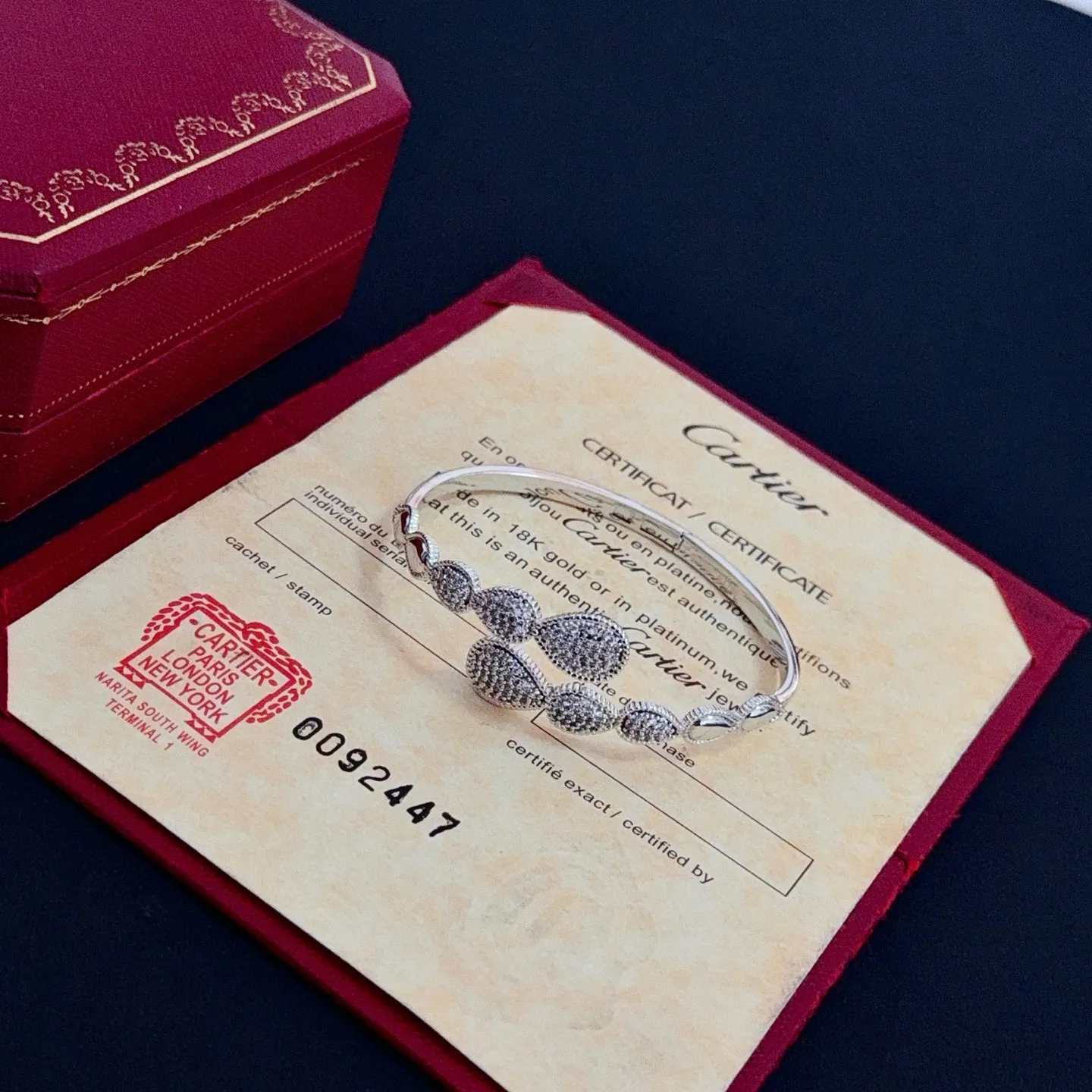 P115 卡地亚镶钻手镯 高端定制版本 镶嵌钻工艺 V金材质 经典而时尚风格 用凌厉线条重构爱情美学！打破常规，镶嵌钻设计反而成就高级感天花板&mdash;&mdash;无需浮华堆砌，爱本应纯粹如初 卡地亚受众多明星网红的爱戴 豹子系列手镯 绝对是永恒经典 而且男女不限 年龄不限 ！戴上它你就是焦点！