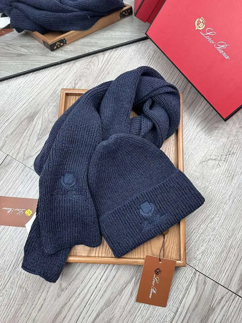 LP。 【羊毛套装帽子】经典套装帽子！帽子➕围巾！70%羊毛➕30%兔毛。暖暖哒超级舒服～冬日小姐姐减龄神器哦～这个冬天你就差这么一套套装帽子啦～又保暖又时尚！男女通用款!可以做情侣款！防伪标签吊卡齐